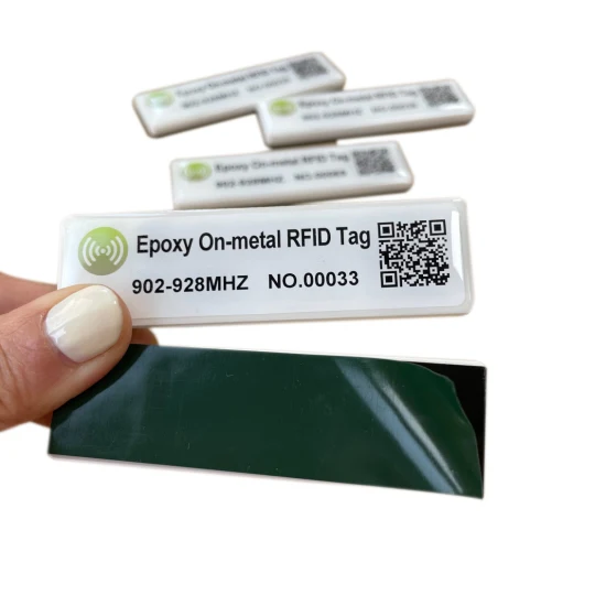 Etichetta adesiva RFID anti-metallo flessibile a lungo raggio, etichetta UHF morbida su metallo, tracciabilità delle risorse industriali soft, etichetta anti-metallo RFID UHF stampabile